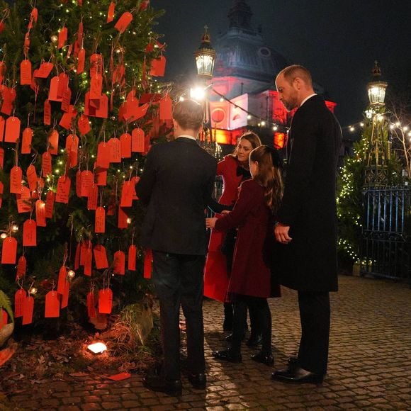 Le Prince et la Princesse de Galles avec leurs enfants le Prince George, la Princesse Charlotte et le Prince Louis regardent les messages sur l'arbre de la gentillesse avant le service de chants de Noël Together At à l'Abbaye de Westminster à Londres, Royaume-Uni, le 6 décembre 2024. Photo by Jordan Pettitt/PA Wire/ABACAPRESS.COM