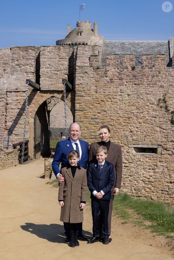 Le prince Albert II de Monaco, La princesse Charlène de Monaco, La princesse Gabriella de Monaco, comtesse de Carladès, Le prince Jacques de Monaco, marquis des Baux lors d'une visite au Fort la Latte, Château de La Roche Goyon à Plévenon le 9 avril 2025. Le donjon fut érigé vers 1350 par Etienne III de Goyon, seigneur de Matignon

© Olivier Huitel / Pool / Bestimage