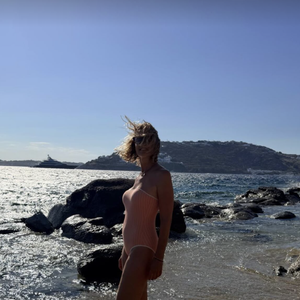 Des images qui font rêver et une destination pas choisie au hasard. Située dans l'archipel des Cyclades, au cœur de la mer Égée, l'île de Mykonos s'est imposée dès les années 1960 comme un refuge privilégié de la jet-set internationale. 

Alexandra Lamy en vacances en Grèce avec sa fille Chloé Jouannet et sa soeur Audrey Lamy