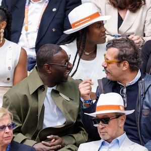 Laurent Lafitte, Omar Sy et sa femme Hélène en tribunes lors des Internationaux de France de Tennis de Roland Garros 2025, à Paris, France, le 7 juin 2025. © Cyril Moreau/Bestimage