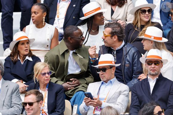 Laurent Lafitte, Omar Sy et sa femme Hélène en tribunes lors des Internationaux de France de Tennis de Roland Garros 2025, à Paris, France, le 7 juin 2025. © Cyril Moreau/Bestimage