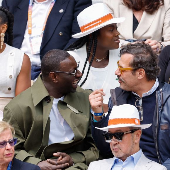 Laurent Lafitte, Omar Sy et sa femme Hélène en tribunes lors des Internationaux de France de Tennis de Roland Garros 2025, à Paris, France, le 7 juin 2025. © Cyril Moreau/Bestimage