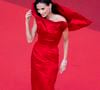 Autre apparition remarquée, sa robe rouge satinée portée lors de la montée des marches de "Fatherland"

Demi Moore - Montée des marches du film " Fatherland " lors du 79ème Festival International du Film de Cannes, le 14 mai 2026. © Camilla Canalini / Bestimage