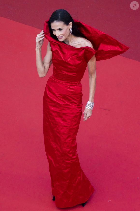 Autre apparition remarquée, sa robe rouge satinée portée lors de la montée des marches de "Fatherland"

Demi Moore - Montée des marches du film " Fatherland " lors du 79ème Festival International du Film de Cannes, le 14 mai 2026. © Camilla Canalini / Bestimage
