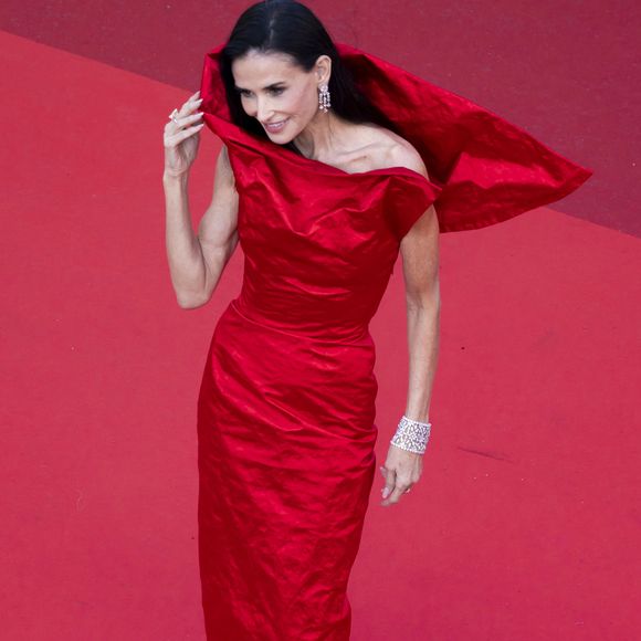 Autre apparition remarquée, sa robe rouge satinée portée lors de la montée des marches de "Fatherland"

Demi Moore - Montée des marches du film " Fatherland " lors du 79ème Festival International du Film de Cannes, le 14 mai 2026. © Camilla Canalini / Bestimage