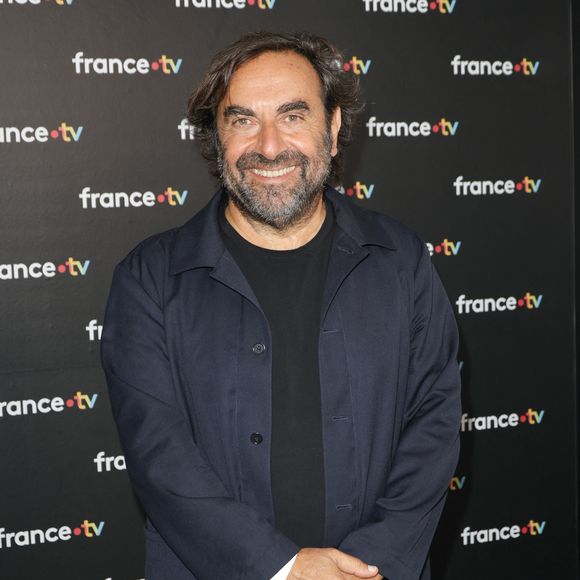 André Manoukian au photocall de la conférence de presse de rentrée de France Télévisions à Paris, France, le 4 septembre 2024. © Coadic Guirec/Bestimage