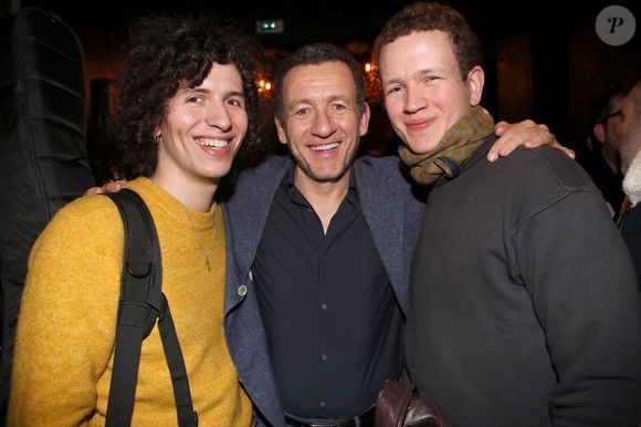 Dany Boon est papa de cinq enfants : Mehdi, Noé, Eytan, Élia et Sarah
Exclusif - Dany Boon et ses fils Mehdi et Noé - Avant-première du film "La Vie pour de vrai" au cinéma Pathé Wepler à Paris