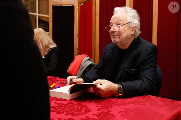Exclusif - Pierre Arditi - Rencontre et dédicaces avec Pierre Arditi au théâtre de Paris, France, le 25 février 2025. © Christophe Clovis / Bestimage
