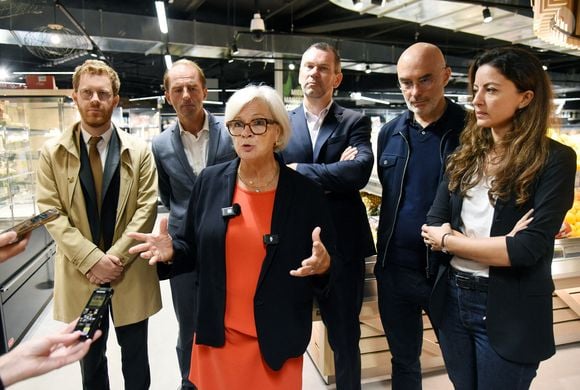 Catherine Vautrin, ministre française du Travail, de la Santé, des Solidarités et de la Famille, Thierry Cotillard, président du Groupement Mousquetaires, et Thibaut Guilluy, directeur général de France Travail, visitent un supermarché à Paris, France, le 5 septembre 2025. Photo par Alain Apaydin/ABACAPRESS.COM