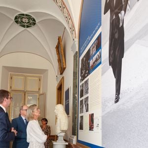 Visite de l’exposition « Le mariage du siècle » par S.A.S. le prince Albert II de Monaco, S.A.R. La princesse Caroline de Hanovre, S.A.S. la princesse Alexandra de Hanovre et les commissaires Thomas Fouilleron et Vincent Vatrican au palais princier de Monaco, le 17 juin 2026. © Jean-Charles Vinaj/Pool Monaco/Bestimage