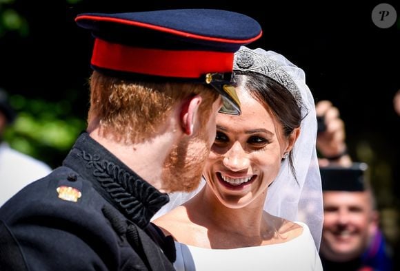 Le prince Harry, duc de Sussex, et Meghan Markle, duchesse de Sussex, en calèche à la sortie du château de Windsor après leur mariage le 19 mai 2018 (Backgrid UK/ Bestimage).