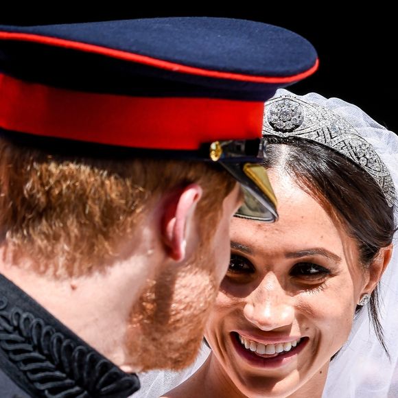 Le prince Harry, duc de Sussex, et Meghan Markle, duchesse de Sussex, en calèche à la sortie du château de Windsor après leur mariage le 19 mai 2018 (Backgrid UK/ Bestimage).