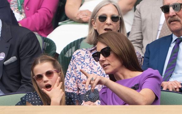 A tout juste 10 ans, elle assure

La princesse Catherine de Galles, La princesse Charlotte lors de la finale Hommes du tournoi de tennis de Wimbledon. Le 14 juillet 2024 Dana Press / Bestimage