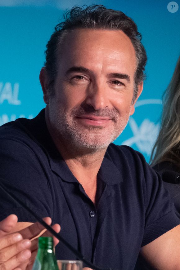 Jean Dujardin à la conférence de presse 'November (Novembre)' qui s'est tenue au Palais des Festivals à Cannes, France, le 23 mai 2022 dans le cadre du 75ème Festival de Cannes. © Nicolas Genin/ABACAPRESS.COM