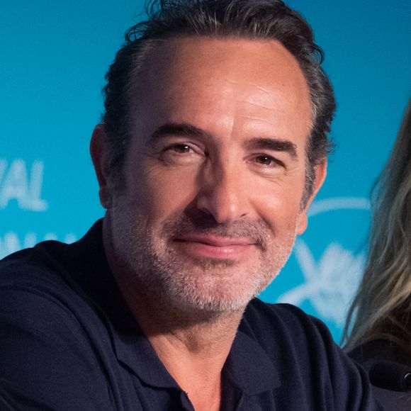 Jean Dujardin à la conférence de presse 'November (Novembre)' qui s'est tenue au Palais des Festivals à Cannes, France, le 23 mai 2022 dans le cadre du 75ème Festival de Cannes. © Nicolas Genin/ABACAPRESS.COM