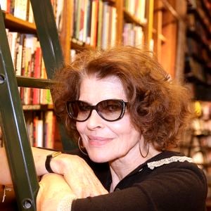 Exclusif - Fanny Ardant dédicace et présente son livre "Ne crains pas le bruit de mes ailes" illustré par des images du documentaire éponyme chez Galignani à Paris le 17 Novembre 2025. © Cédric Perrin/ Bestimage