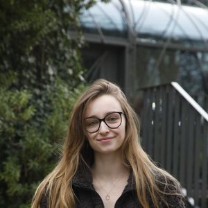 Emma Smet - Arrivée des invités à l'enregistrement de l'émission "Vivement Dimanche Prochain" au Studio Gabriel à Paris le 2 mars 2022. L'émission sera diffusée le 6 mars 2022.©Bestimage