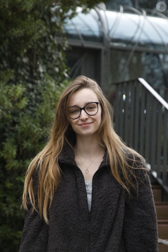 Emma Smet - Arrivée des invités à l'enregistrement de l'émission "Vivement Dimanche Prochain" au Studio Gabriel à Paris le 2 mars 2022. L'émission sera diffusée le 6 mars 2022.©Bestimage