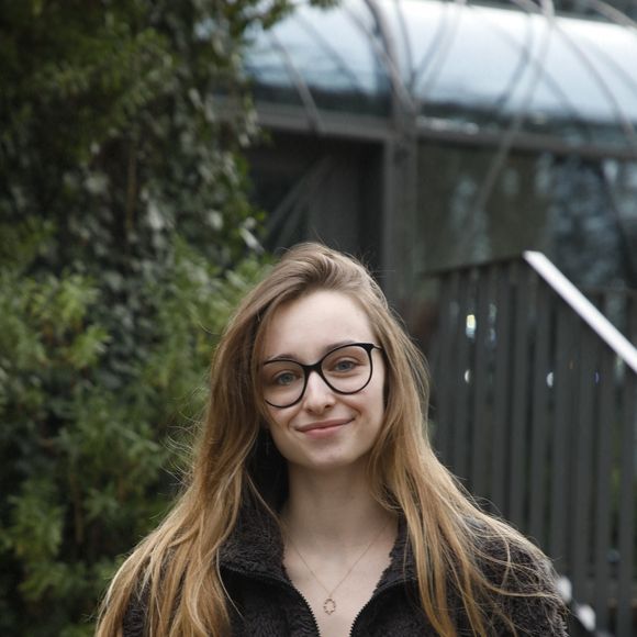 Emma Smet - Arrivée des invités à l'enregistrement de l'émission "Vivement Dimanche Prochain" au Studio Gabriel à Paris le 2 mars 2022. L'émission sera diffusée le 6 mars 2022.©Bestimage
