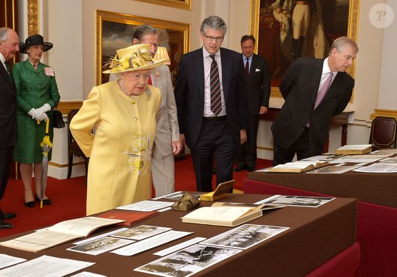 La reine Elisabeth d'Angleterre et son fils le prince Andrew, duc d'York visitent une exposition sur la première guerre mondiale au palais de Buckingham à Londres, le 26 juin 2014. ©AGENCE / BESTIMAGE