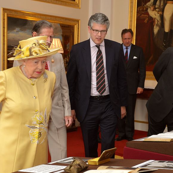 La reine Elisabeth d'Angleterre et son fils le prince Andrew, duc d'York visitent une exposition sur la première guerre mondiale au palais de Buckingham à Londres, le 26 juin 2014. ©AGENCE / BESTIMAGE