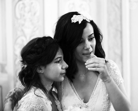 La fille aînée d'Alizée, Annily, dévoile des photos inédites du mariage de sa mère avec Grégoire Lyonnet pour célébrer le 39ème anniversaire de la chanteuse.