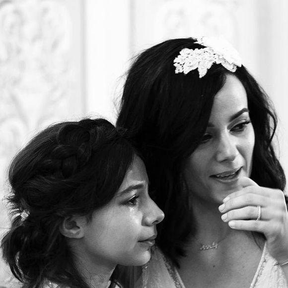 La fille aînée d'Alizée, Annily, dévoile des photos inédites du mariage de sa mère avec Grégoire Lyonnet pour célébrer le 39ème anniversaire de la chanteuse.