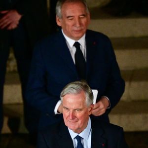 Michel Barnier (ancien premier ministre) et François Bayrou (nouveau premier ministre) - L'ancien Premier ministre M.Barnier et le nouveau Premier ministre F.Bayrou lors de la cérémonie de passation de pouvoir à l'hôtel Matignon à Paris, France, le 13 décembre 2024.

 © Christian Liewig / Bestimage