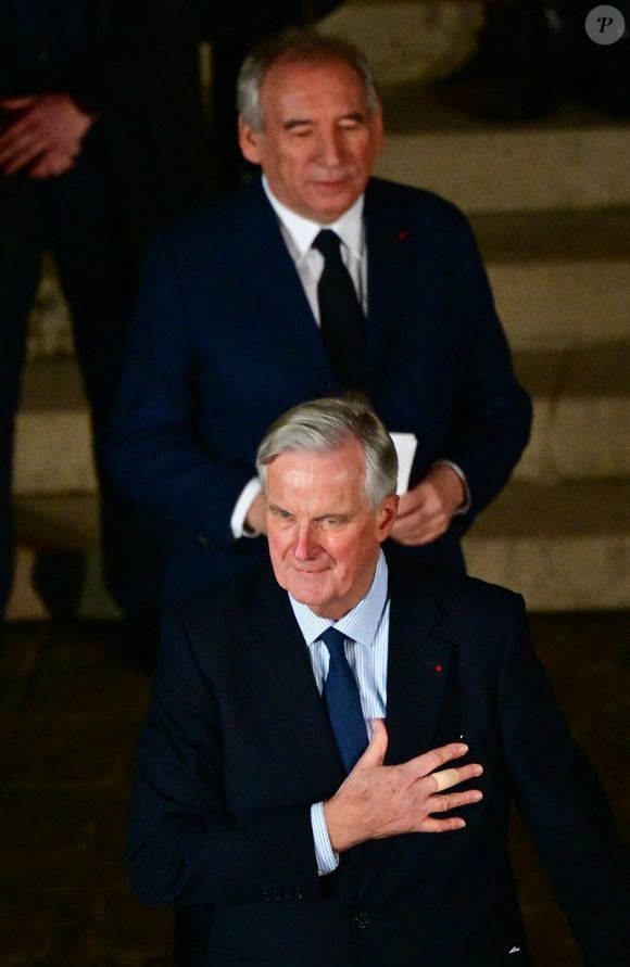 Michel Barnier (ancien premier ministre) et François Bayrou (nouveau premier ministre) - L'ancien Premier ministre M.Barnier et le nouveau Premier ministre F.Bayrou lors de la cérémonie de passation de pouvoir à l'hôtel Matignon à Paris, France, le 13 décembre 2024.

 © Christian Liewig / Bestimage