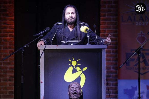 Après plusieurs dates en France et en Belgique, le duo se retrouvera notamment au Casino de Paris le 21 décembre 2026.

Francis Lalanne lance sa campagne électorale pour les présidentielles de 2027 lors d'un meeting organisé à Paris, au Théâtre Galabru le 22 août 2026.
© Guirec Coadic / Bestimage