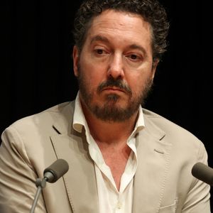 L’ensemble se conclut sur son actualité cinématographique avec la sortie prochaine de Lady Nazca.

Exclusif - L'acteur, scénariste, réalisateur français, sociétaire de la Comédie-Française et écrivain Guillaume Gallienne à la Station Ausone - Librairie Mollat à Bordeaux pour un échange avec ses lecteurs à l'occasion de la sortie de son livre "Le buveur de brume", le 10 juin 2025. ©Jean Marc Lhomer/ Bestimage.