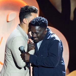 Exclusif - Kev Adams, Kody Kim - Enregistrement de l'émission "L'humour à la plage" pour la 2eme édition du festival de Juan les Pins à la pinède Gould le 27 juin 2025. C'est l'humoriste français Kev Adams qui a initié et mis en scène ce festival dans la ville de ses grand-parents où il a passé ses vacances quand il était plus jeune. Sa grand-mère fait partie du Show aux côtés d'un plateau d'humoristes exceptionnels.
Après le succès de la première édition, TF1 et Kev Adams vous donnent rendez-vous pour une nouvelle soirée d’humour inédite et festive. Tourné face à la mer, dans l’écrin magique de la pinède Gould à Juan-les-Pins, « L’Humour à la Plage » revient pour une 2e édition encore plus ambitieuse : un grand show à ciel ouvert, pour rire ensemble et démarrer l’été en beauté. 
Une carte postale en guise de scène avec une ambiance unique; Imaginé comme une véritable fête de l’humour à ciel ouvert, sous les pins, les pieds dans le sable et la tête dans les étoiles, « L’Humour à la Plage » rassemble le temps d’un soir les plus grands noms de l’humour avec des duos inédits, des sketchs exclusifs, des impros, des happenings, des surprises… et une énergie communicative portée par un public survolté. 
Une programmation exceptionnelle qui donne le sourire; Pour cette 2ème édition, Kev Adams s’est entouré de Gad Elmaleh, Camille Lellouche, Maxime Gasteuil, Élodie Poux, Franck Dubosc, Marine Leonardi, Anne Roumanoff, Chantal Ladesou, Marie s’infiltre, Nino Arial, Az, Titoff, Kody… Et de nombreux invités-surprise que vous n’avez jamais vus sur la scène d’un gala d’humour.
Un spectacle familial, solaire et intergénérationnel; Conçu pour rassembler toutes les générations, « L’Humour à la Plage » promet de faire du rire un moment de fête. Un show festif, solaire, et populaire, à savourer ensemble pour bien démarrer l’été.
L'émission du e gala « L'Humour à la Plage » sera diffusése sur TF1 le 15 juillet à 21h10 pour une soirée unique de rires et de surprises ! © Bruno Bebert / Bestimage