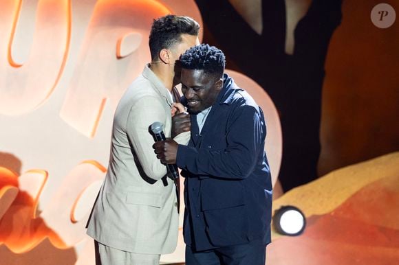 Exclusif - Kev Adams, Kody Kim - Enregistrement de l'émission "L'humour à la plage" pour la 2eme édition du festival de Juan les Pins à la pinède Gould le 27 juin 2025. © Bruno Bebert / Bestimage