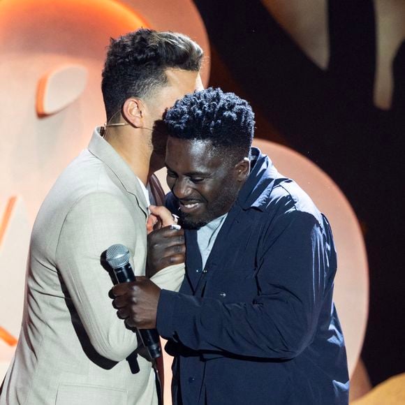 Exclusif - Kev Adams, Kody Kim - Enregistrement de l'émission "L'humour à la plage" pour la 2eme édition du festival de Juan les Pins à la pinède Gould le 27 juin 2025. C'est l'humoriste français Kev Adams qui a initié et mis en scène ce festival dans la ville de ses grand-parents où il a passé ses vacances quand il était plus jeune. Sa grand-mère fait partie du Show aux côtés d'un plateau d'humoristes exceptionnels.
Après le succès de la première édition, TF1 et Kev Adams vous donnent rendez-vous pour une nouvelle soirée d’humour inédite et festive. Tourné face à la mer, dans l’écrin magique de la pinède Gould à Juan-les-Pins, « L’Humour à la Plage » revient pour une 2e édition encore plus ambitieuse : un grand show à ciel ouvert, pour rire ensemble et démarrer l’été en beauté. 
Une carte postale en guise de scène avec une ambiance unique; Imaginé comme une véritable fête de l’humour à ciel ouvert, sous les pins, les pieds dans le sable et la tête dans les étoiles, « L’Humour à la Plage » rassemble le temps d’un soir les plus grands noms de l’humour avec des duos inédits, des sketchs exclusifs, des impros, des happenings, des surprises… et une énergie communicative portée par un public survolté. 
Une programmation exceptionnelle qui donne le sourire; Pour cette 2ème édition, Kev Adams s’est entouré de Gad Elmaleh, Camille Lellouche, Maxime Gasteuil, Élodie Poux, Franck Dubosc, Marine Leonardi, Anne Roumanoff, Chantal Ladesou, Marie s’infiltre, Nino Arial, Az, Titoff, Kody… Et de nombreux invités-surprise que vous n’avez jamais vus sur la scène d’un gala d’humour.
Un spectacle familial, solaire et intergénérationnel; Conçu pour rassembler toutes les générations, « L’Humour à la Plage » promet de faire du rire un moment de fête. Un show festif, solaire, et populaire, à savourer ensemble pour bien démarrer l’été.
L'émission du e gala « L'Humour à la Plage » sera diffusése sur TF1 le 15 juillet à 21h10 pour une soirée unique de rires et de surprises ! © Bruno Bebert / Bestimage