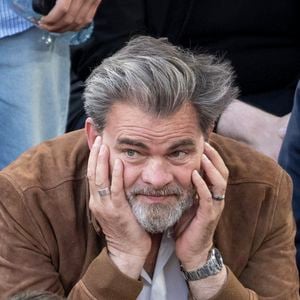 Le comédien profite de son temps libre pour s'évader en solitaire et pédaler.
Clovis Cornillac en tribunes lors de la finale messieurs des Internationaux de France de Tennis de Roland Garros 2025 (jour 15), à Paris, France, le 8 juin 2025. © Cyril Moreau/Bestimage