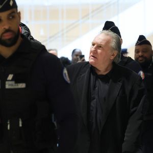Gérard Depardieu -  Arrivées au procès de Gérard Depardieu pour agressions sexuelles sur deux femmes lors d'un tournage de film en 2021, au tribunal correctionnel de Paris.
Le 27 mars 2025.

© Clovis / Guignebourg / Bestimage