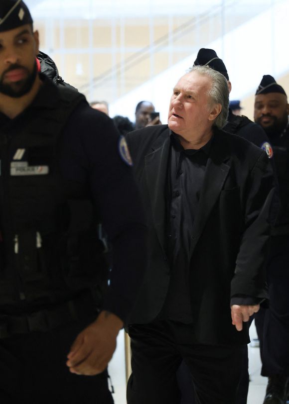 Gérard Depardieu -  Arrivées au procès de Gérard Depardieu pour agressions sexuelles sur deux femmes lors d'un tournage de film en 2021, au tribunal correctionnel de Paris.
Le 27 mars 2025.

© Clovis / Guignebourg / Bestimage