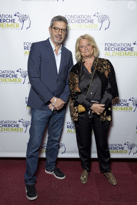 Michel Cymes, Marina Carrère d'Encausse au photocall du concert du gala des 20 ans de la fondation Recherche Alzheimer "2 générations chantent pour la 3ème" à l'Olympia à Paris le 18 mars 2024.

© Cyril Moreau / Bestimage