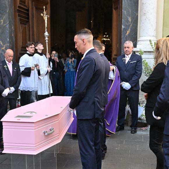 Un dernier adieu touchant. 

Obsèques de Loana Petrucciani en la cathédrale Sainte-Réparate à Nice le 10 avril 2026. © Bruno Bebert/Bestimage
