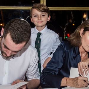 Qui le disent pistonné par son nom de famille et ses parents Nicolas Sarkozy et Cécilia Attias
Exclusif - Louis Sarkozy avec sa mère Cécilia Attias et son petit-fils Augustin - Signature du livre "Une envie de désaccord(s)" aux Editions Plon de C. Attias et L. Sarkozy au restaurant Lucas Carton à Paris, le 23 octobre 2019.
© Julio Piatti/Bestimage