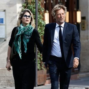 Le couple est arrivé main dans la main 

Alice Taglioni et son compagnon Laurent Delahousse - Arrivées aux obsèques de Nicolas Altmayer en l’Église de Saint-Germain-des-Prés à Paris le 31 aout 2026. © Dominique Jacovides-Cyril Moreau/Bestimage