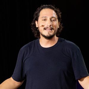 Sa victoire avait également permis à sa partenaire Anna Riera de décrocher son premier trophée.

Samuel Bambi lors de la première édition du "Do You Comedy" à la Citadelle de Saint-Tropez, Côte d'Azur, France, le 29 juin 2025.

© Cyril Moreau/Bestimage