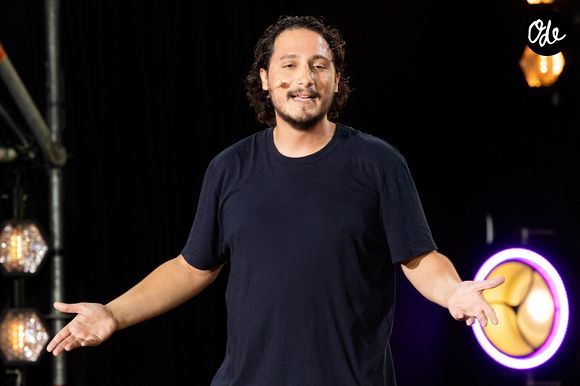 Sa victoire avait également permis à sa partenaire Anna Riera de décrocher son premier trophée.

Samuel Bambi lors de la première édition du "Do You Comedy" à la Citadelle de Saint-Tropez, Côte d'Azur, France, le 29 juin 2025.

© Cyril Moreau/Bestimage
