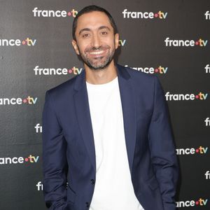 Il estime qu’après 8 à 9 heures d’école, leur journée devrait réellement s’arrêter.
Jimmy Mohamed au photocall de la conférence de presse de rentrée de France Télévisions à Paris, France, le 4 septembre 2024. © Coadic Guirec/Bestimage