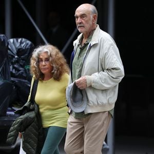 Le couple se mariait en 1975 et ne s'est jamais quitté jusqu'à la mort de l'acteur il y a cinq ans de cela.
Exclusif - Sean Connery et sa femme Micheline Roquebrune dans la rue à New York le 30 mai 2017.