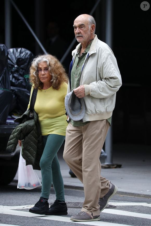 Le couple se mariait en 1975 et ne s'est jamais quitté jusqu'à la mort de l'acteur il y a cinq ans de cela.

Exclusif - Sean Connery et sa femme Micheline Roquebrune dans la rue à New York le 30 mai 2017.