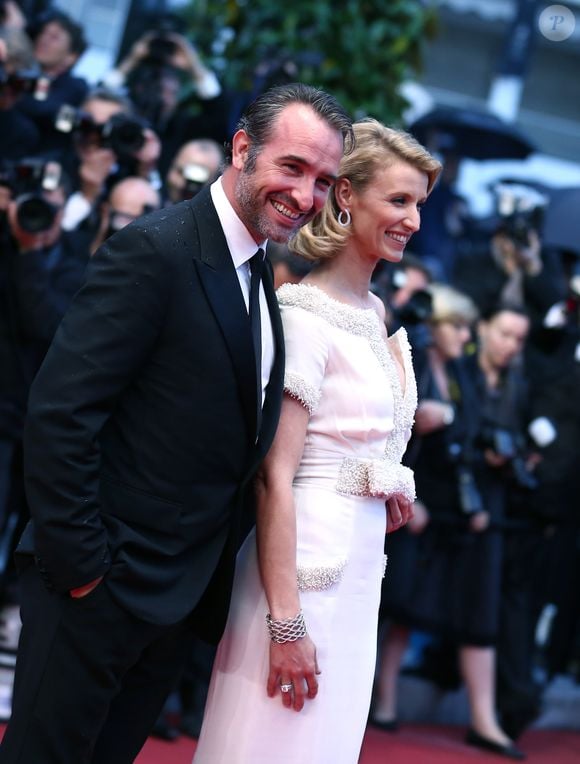 Jean Dujardin et Alexandra Lamy - Montée des marches du film "Thérèse Desqueyroux" pour la cérémonie de clôture du 65e festival du film de cannes le 27 mai 2012. ©JACOVIDES-BORDE-MOREAU / BESTIMAGE