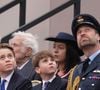 Toutefois, c'est bel et bien le prince Louis - paré d'un élégant costume bleu marine comme son grand frère, le prince George - qui a attiré tous les regards à cause de ses pitreries qui régalent constamment la presse internationale !
Le prince George de Galles, Le prince Louis de Galles, Le prince William, prince de Galles, - La famille royale britannique assiste aux célébrations du 80ème anniversaire de la fin de la Seconde guerre mondiale (VE Day) à Londres, le 5 mai 2025.