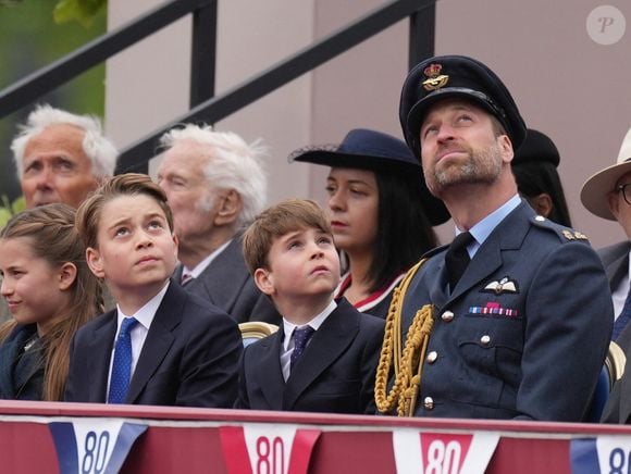 Toutefois, c'est bel et bien le prince Louis - paré d'un élégant costume bleu marine comme son grand frère, le prince George - qui a attiré tous les regards à cause de ses pitreries qui régalent constamment la presse internationale  !

Le prince George de Galles, Le prince Louis de Galles, Le prince William, prince de Galles, - La famille royale britannique assiste aux célébrations du 80ème anniversaire de la fin de la Seconde guerre mondiale (VE Day) à Londres, le 5 mai 2025.