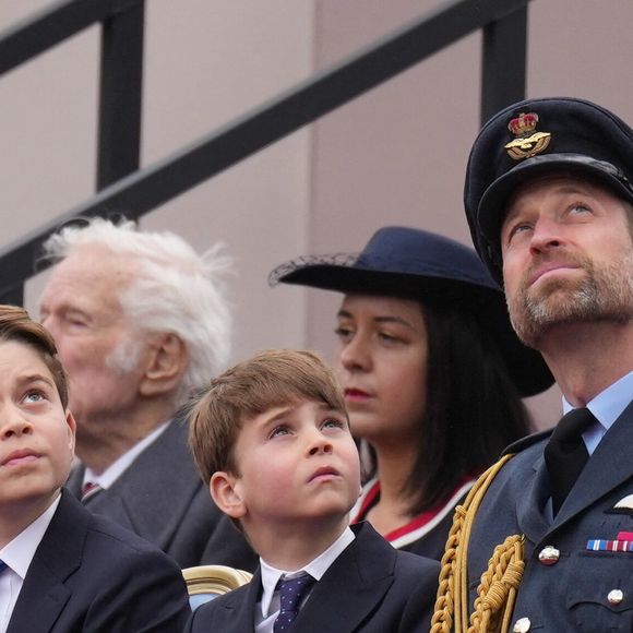 Toutefois, c'est bel et bien le prince Louis - paré d'un élégant costume bleu marine comme son grand frère, le prince George - qui a attiré tous les regards à cause de ses pitreries qui régalent constamment la presse internationale  !

Le prince George de Galles, Le prince Louis de Galles, Le prince William, prince de Galles, - La famille royale britannique assiste aux célébrations du 80ème anniversaire de la fin de la Seconde guerre mondiale (VE Day) à Londres, le 5 mai 2025.